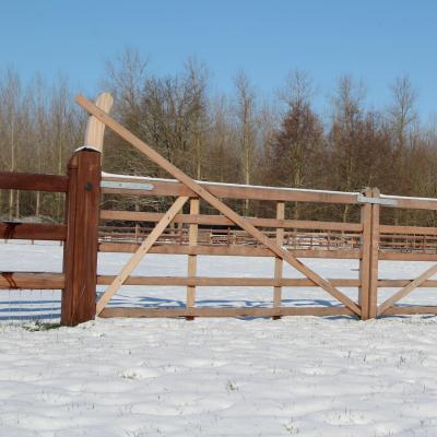Double portail de champ avec une arche des deux côtés